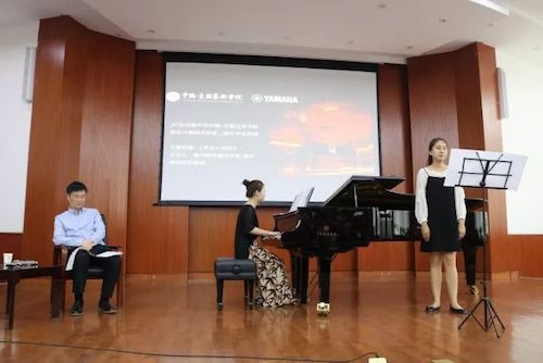恩佐艺术家石叔诚与特邀艺术家顾平受邀于成都大学东盟艺术学院、音乐与舞蹈学院艺术实践周开展公开课