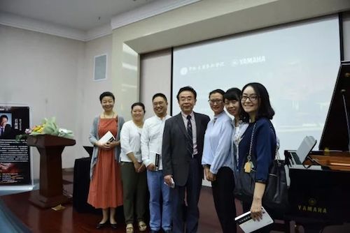 恩佐艺术家石叔诚与特邀艺术家顾平受邀于成都大学东盟艺术学院、音乐与舞蹈学院艺术实践周开展公开课