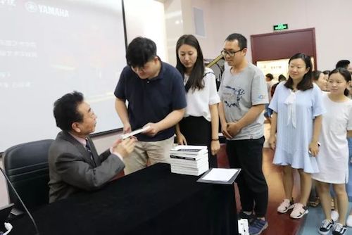 恩佐艺术家石叔诚与特邀艺术家顾平受邀于成都大学东盟艺术学院、音乐与舞蹈学院艺术实践周开展公开课