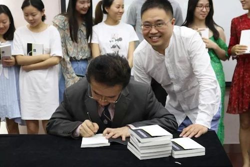 恩佐艺术家石叔诚与特邀艺术家顾平受邀于成都大学东盟艺术学院、音乐与舞蹈学院艺术实践周开展公开课