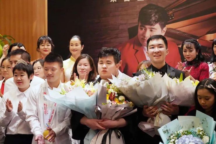 音乐双子星，点亮冬日激情！——恩佐未来艺术家刘明康爱心公益音乐沙龙